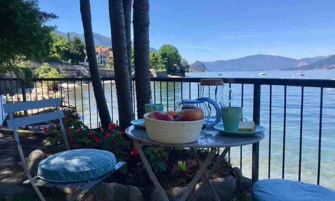 Brezzo di Bedero House | 3½-room house in a sunny location right on the beach