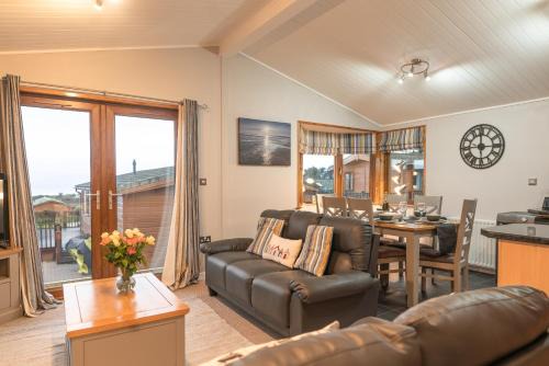 Mullacott House | 31 Ocean Terrace Lodge - 3 Bed-Sleeps 6 - Hot Tub Extra Cost TJS31OT