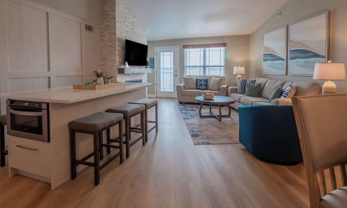 Delavan Lake Condo | 313 - 2 Bed/2 Bath Lake View Condo Suite