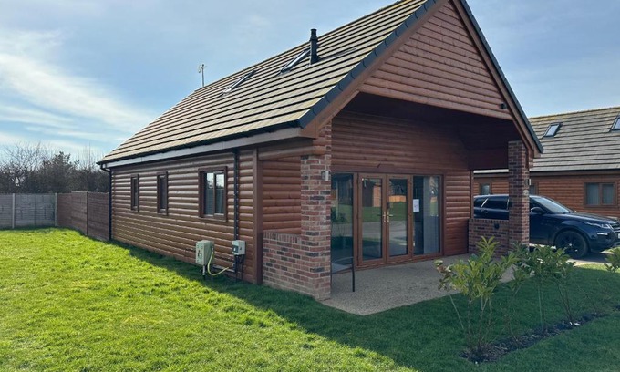 Fitling House | 32 Cherry-Lodge-Tranquil-Hot Tub-Fishing Lake-7m to beach
