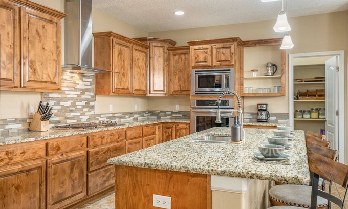 Paradise Hills Civic House | 3300SF of Modern Luxury - Spa/Work Space/Gym/Game Room - Pet Friendly!