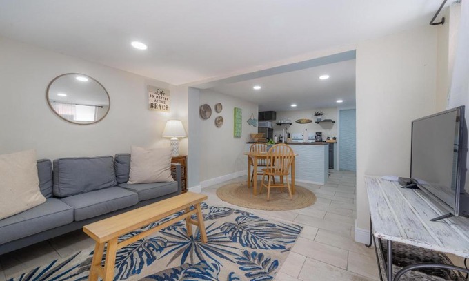 St. Petersburg - Clearwater Apartment | 3365 Fifty Seventh Ave N, Unit Five