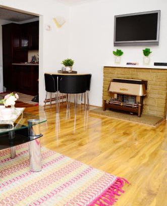 Stanwell House | 33SM Dreams Unlimited Serviced Accommodation- Staines - Heathrow