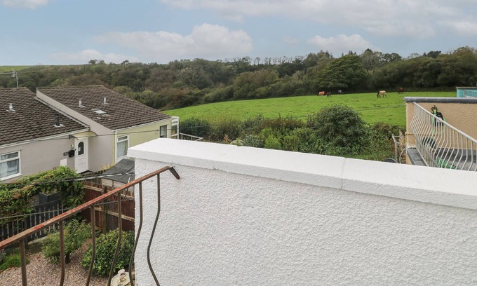 Llanteg Cottage | 34 LLANTEG PARK, pet friendly, with a garden in Amroth