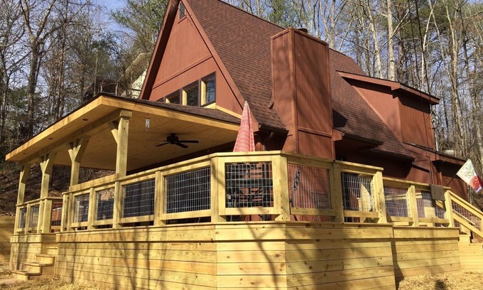 Gatlinburg - Pigeon Forge Cabin | 340 reviews ⭐️ Fishing-Firepit-Hot Tub-Horseshoes-only 2.5 miles to Gatlinburg!