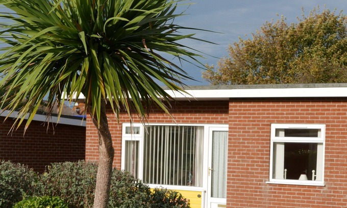 Mundesley Ski Chalet | 35 Siesta Mar - a holiday chalet that sleeps 4 guests in 2 bedrooms