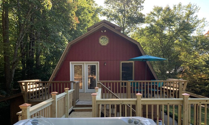 Warne Cottage | 350 Acre Farm Escape w/Pond and hot tub