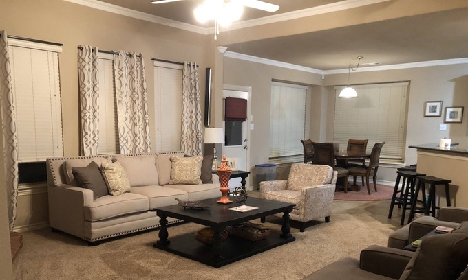 Keller House | 3500 sq foot home 15 MINUTES from TEXAS MOTOR SPEEDWAY- 25 MINUTES from STOCKYAR