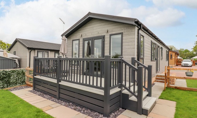 Martlesham Heath Cottage | 36 BUCKLESHAM PARK, pet friendly, with a garden in Martlesham Village