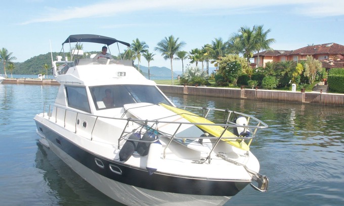 Angra dos Reis Boat Rental | 36-foot private tour boat for up to 12 passengers