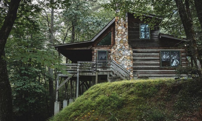Purlear Cabin | 36 North | Pine Crest Cabin | Hot Tub Pet Friendly