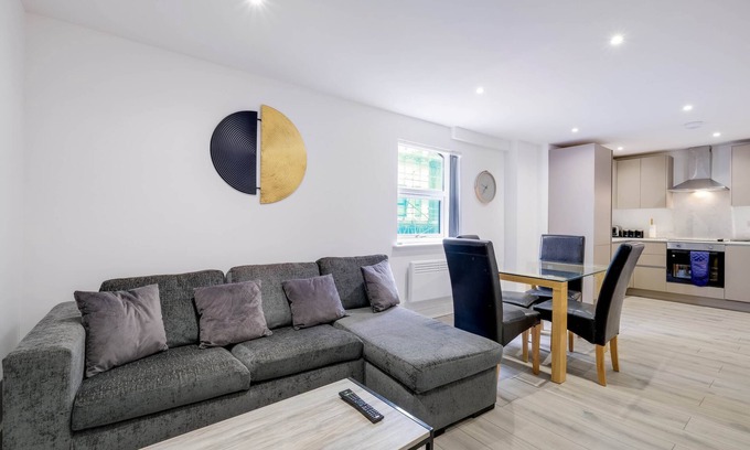 Camberley Apartment | 360 GU15 Aspen Court 01 - Modern 3 Bedrooms Apartment 01 Town Centre Camberley