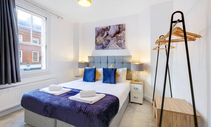 High Wycombe Apartment | 360 HP11 Easton St 6-4n- Eastons 2 Bedroom Apartment with Sofa Bed