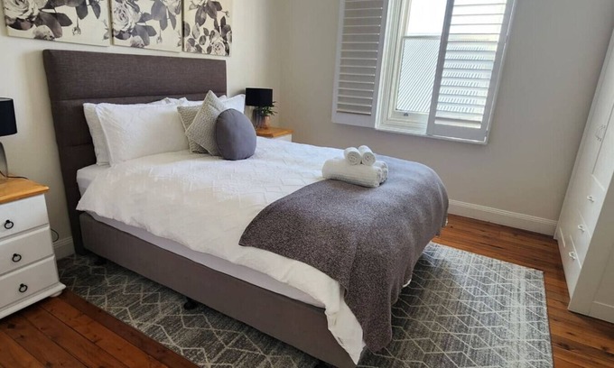 Wollongong CBD House | 36A: Modern 3BR in Heart of Downtown