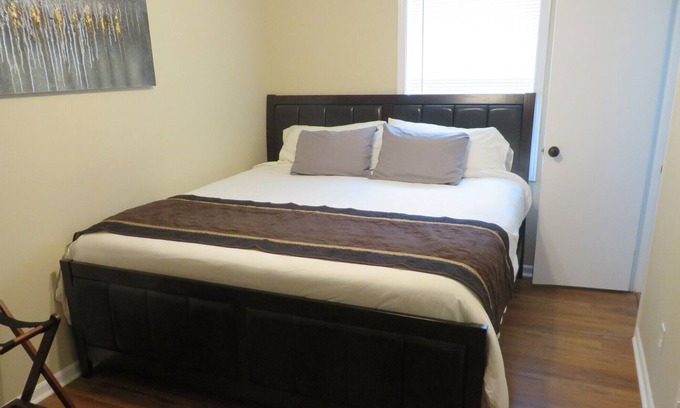 Church Street House | 3755 Unit#1 · Cozy King nr ATL, netflix, Disney, Priv 1/2 Bath