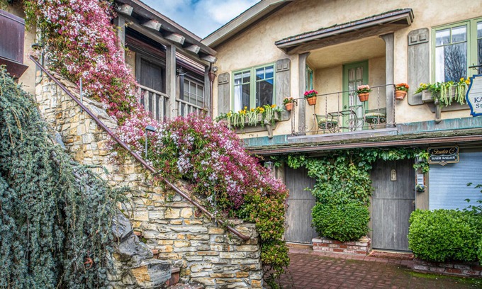 Northwest Carmel Apartment | 3795 The Artist's Way - Adorable Downtown Flat
