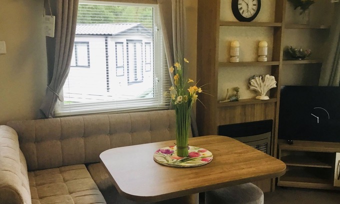 Porthmadog Cottage | 38 THE GREEN, pet friendly, country holiday cottage in Prenteg