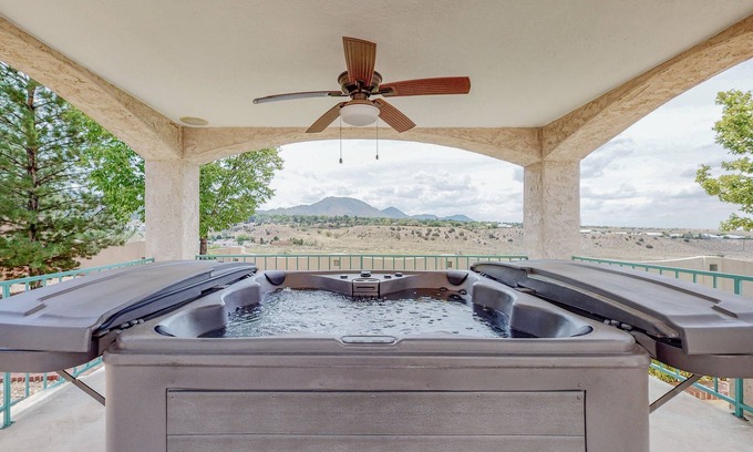 Albuquerque House | 🌄3800ft Modern Retreat ♨️Hot Tub♨️ Pool Table🧳Sleeps 18🌄Mtn Views