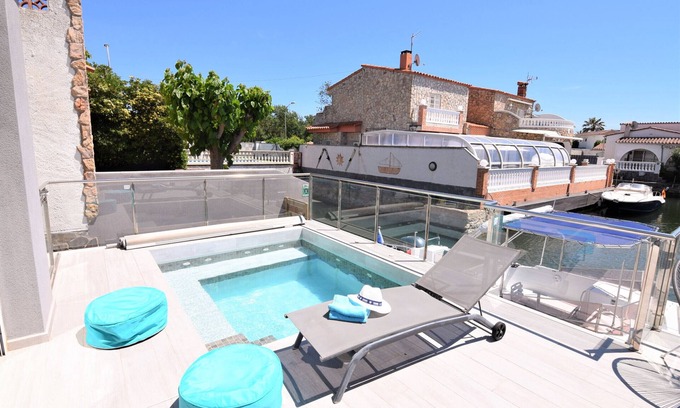 Empuriabrava Villa | 392-Empuriabrava, very up to date house on the canal , with mooring 10 mts, jacuzzi and wifi