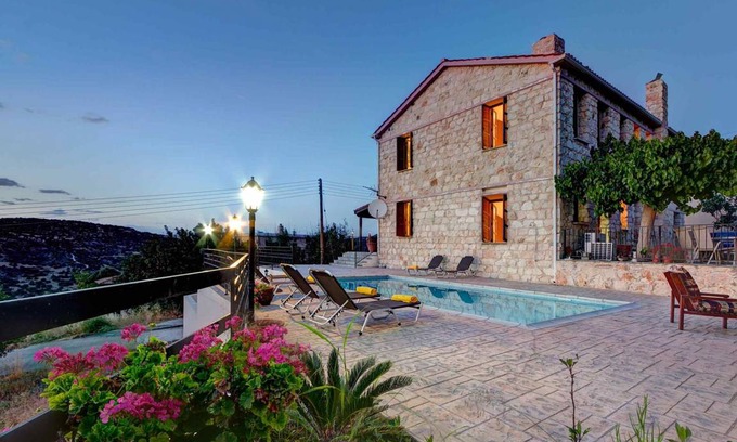 Peristerona Villa | 398 m² Villa ∙ 5 bedrooms ∙ 11 guests