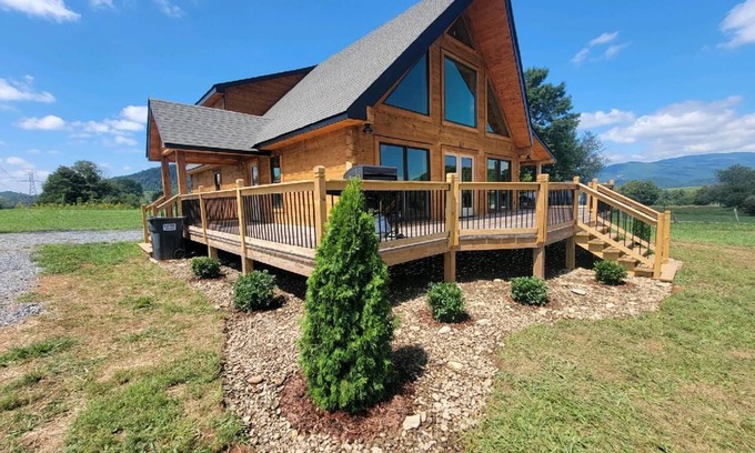 Elizabethton House | 3BD/2.5BA Tennessee Mountain Trout Lodge by Watauga Lake & River
