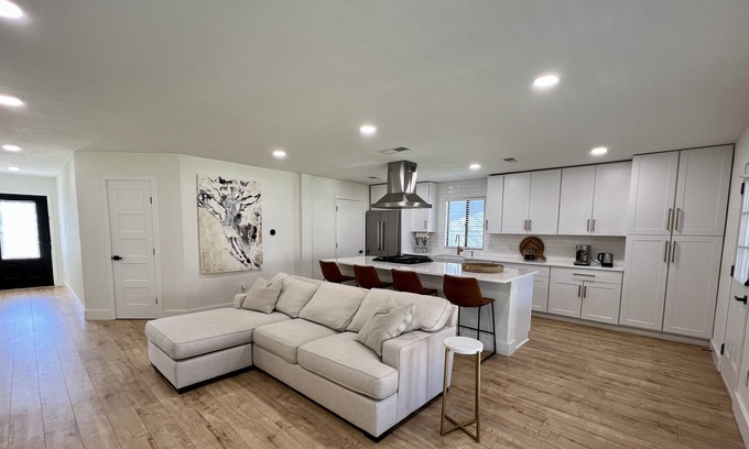 East Oak Hill House | 3BD\2BTH Home - 7PPL - 9MI to DT - EV Charger