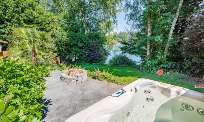Lakewood House | 3Bd lake home w/hot tub & private dock