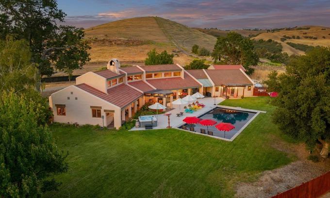 Atascadero House | 3bd, sleeps 8, luxury and relaxation in the heart of the Central Coast