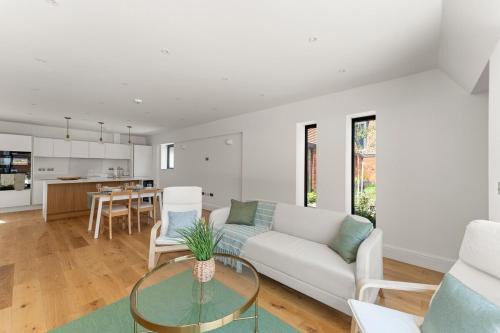 Coulsdon West Apartment | 3bd Stylish Modern l FREE Parking