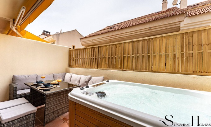 Torrequebrada Ski Chalet | 3Bd townhouse Jacuzzi , Sea view , pool , private garage