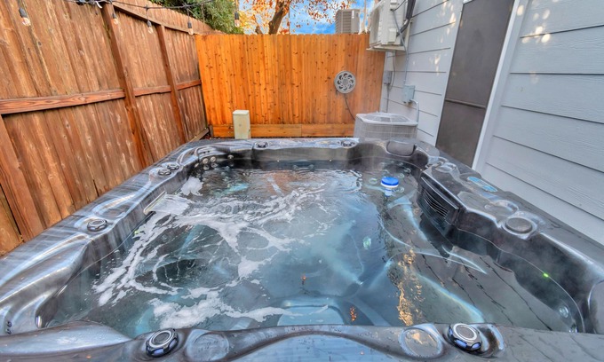 Clodine House | 3BDR/2B/JACUZZI/AIRHOCKEY AccessibleGem Sleep13 ChinaTown , 20mins DT