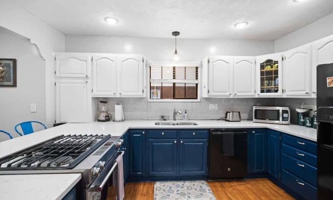 Spokane House | 3bed/2bath-Audubon Park w/garage& Wifi