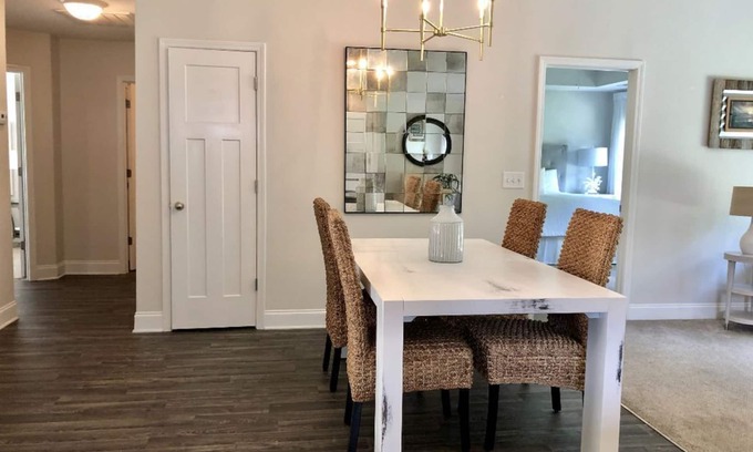 Greer House | 3Bed/2Bath Ritzy 2 of 3