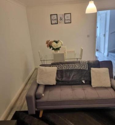 Maidstone House | 3Bed Maidstone Stay - WiFi Parking London Access