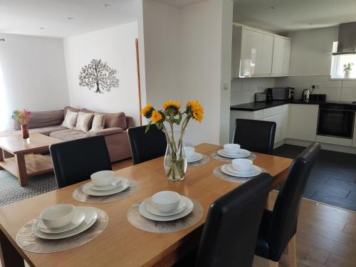Bournemouth Apartment | 3bedroom house, CONTRACTORS, garden, parking, Tv, Wi-Fi, close to RB Hospital, JP Morgan, nature reserves, golf courses, beach