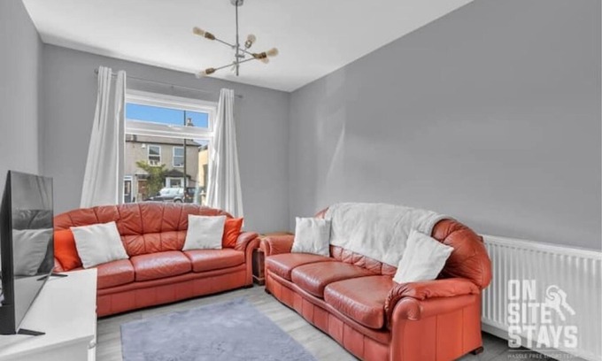 Offham House | 3BR, 2 bath, driveway, garden