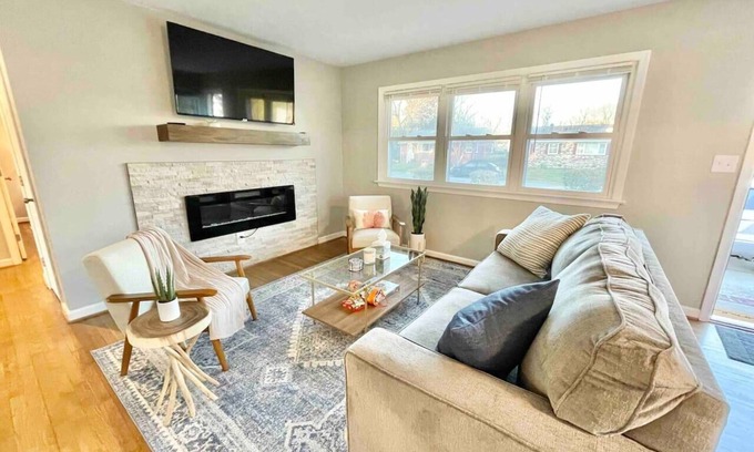 Hampton House | 3BR, Backyard, King Bed | For Professionals