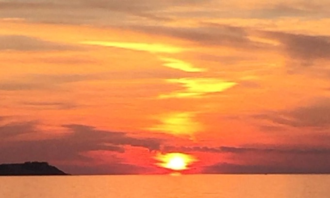 Maple City Condo | 3BR Beachfront Homestead Condo. Great Beach. Amazing Sunsets. Directly on Lake