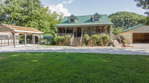 Mountain View House | 3BR Cabin On the White River with Boat Launch - Great Fishing - CCWC