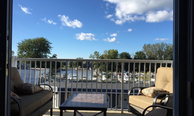 New Buffalo Condo | 3BR Condo Close To The Beach! In/OutDoor Pools