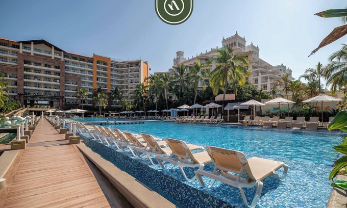 Flamingos Apartment | 3BR Condo in the Krystal Grand Hotel - Beach