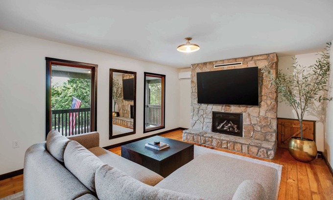 Elkton Cabin | 3BR Cozy Cabin with Mountain Views & Fireplace