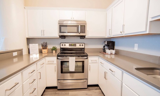 Mile Square Apartment | 3BR CozySuites at The Block