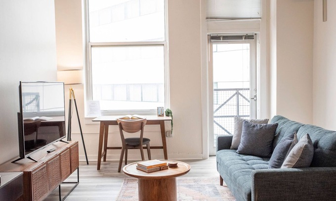Mile Square Apartment | 3BR CozySuites TheBlock-SkybridgeAccess2