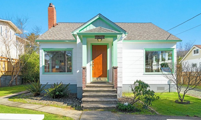 Rockaway Beach Cottage | 3BR Fam Jam Big Yard + Close to Waves