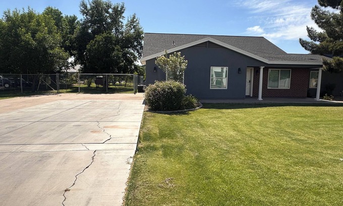 Gilbert House | 3BR Farmhouse near Gilbert Temple with access to indoor Racquetball Court
