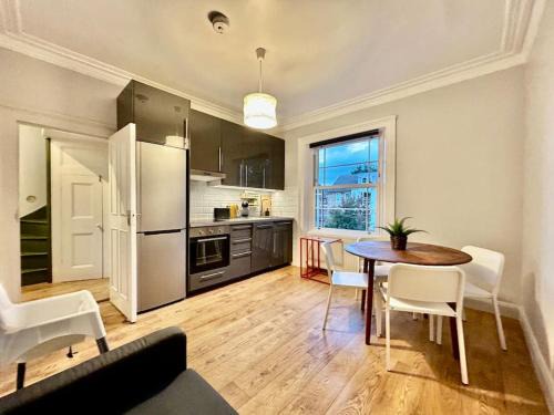 Hanwell Apartment | 3BR flat, Free parking,Sleeps 6, 4 stope to Central London