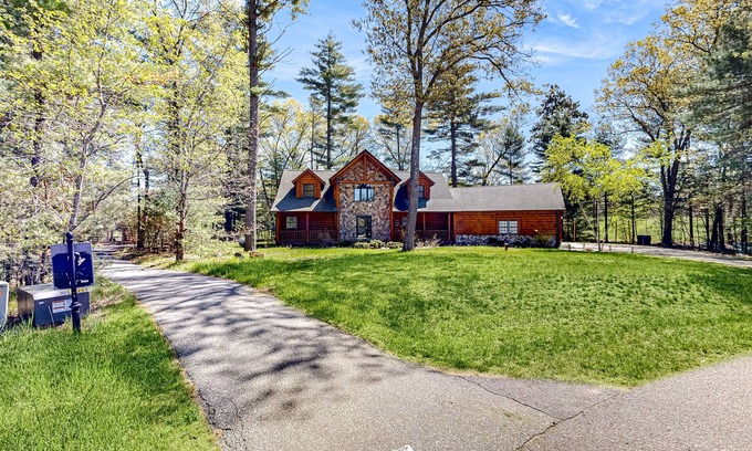 Dellwood Cabin | 3BR Golf Course-Front Cabin with Hot Tub, Game Room and Pool/Lake Access