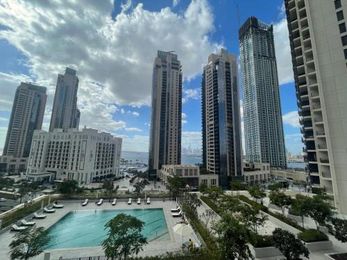 Dubai Apartment | 3BR Haven with Burj Views by MagnoliasVHR