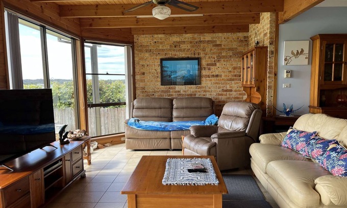 Greenwell Point House | 3BR holiday house, right on the river, own jetty